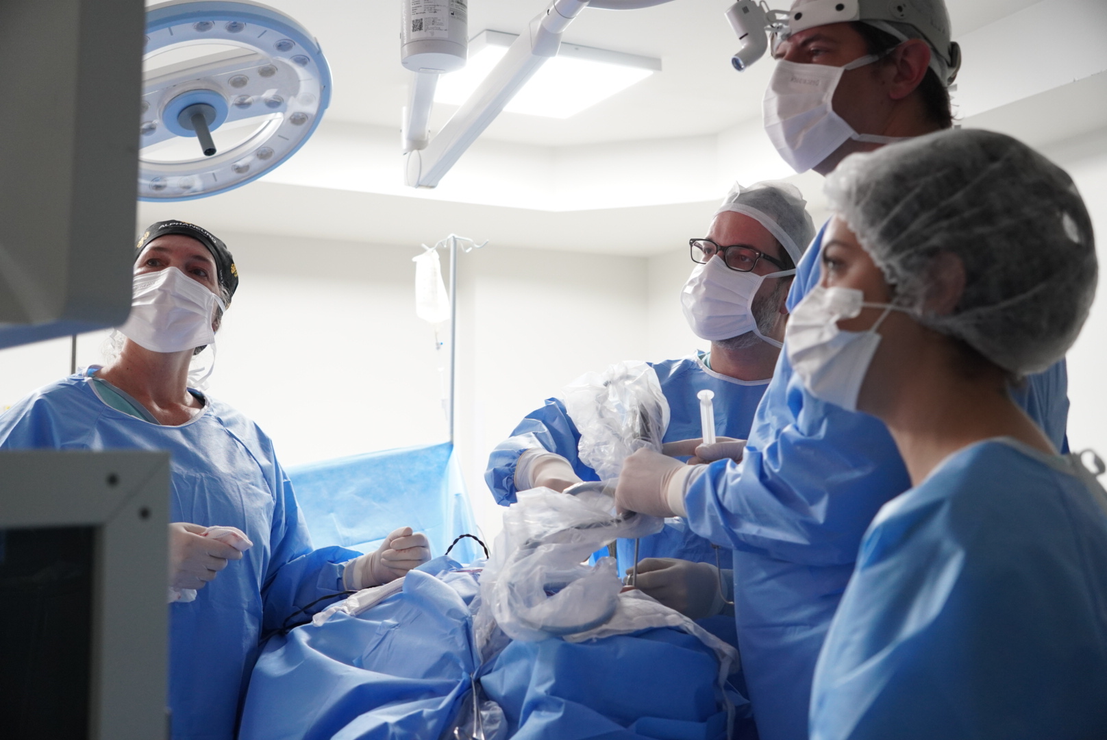 Equipe do Dr. Luiz Eduardo Nercolini realizando cirurgia endoscópica em Curitiba